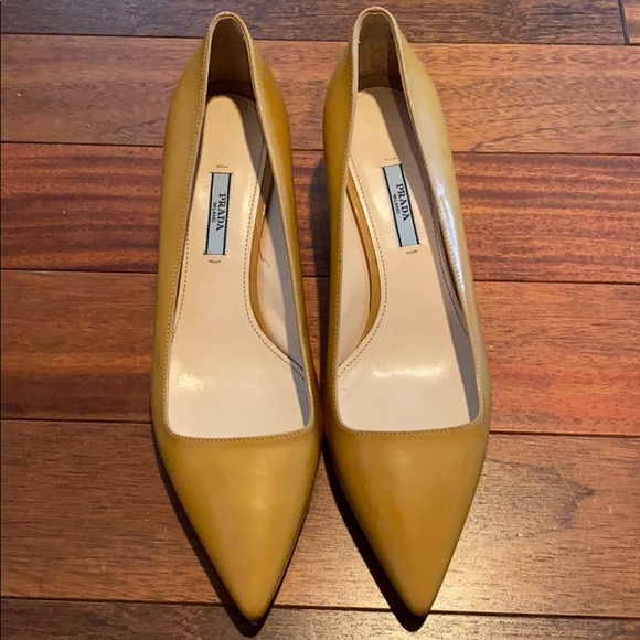 Prada Shoes - Prada patent leather pumps